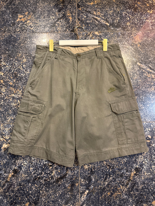 VINTAGE NIKE CARGO SHORTS 33