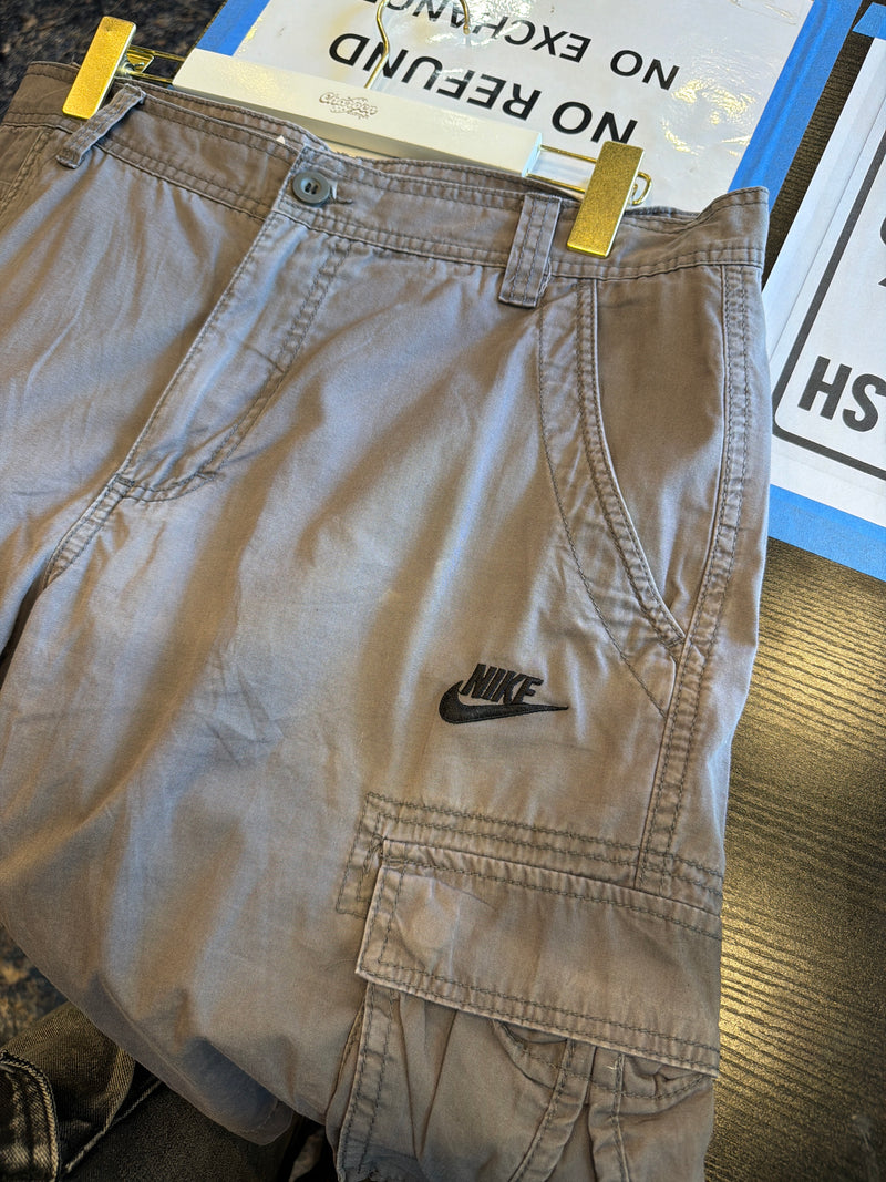 VINTAGE NIKE CARGO SHORTS 36