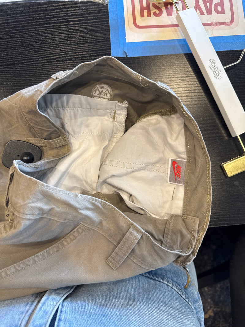 VINTAGE NIKE CARGO SHORTS 31