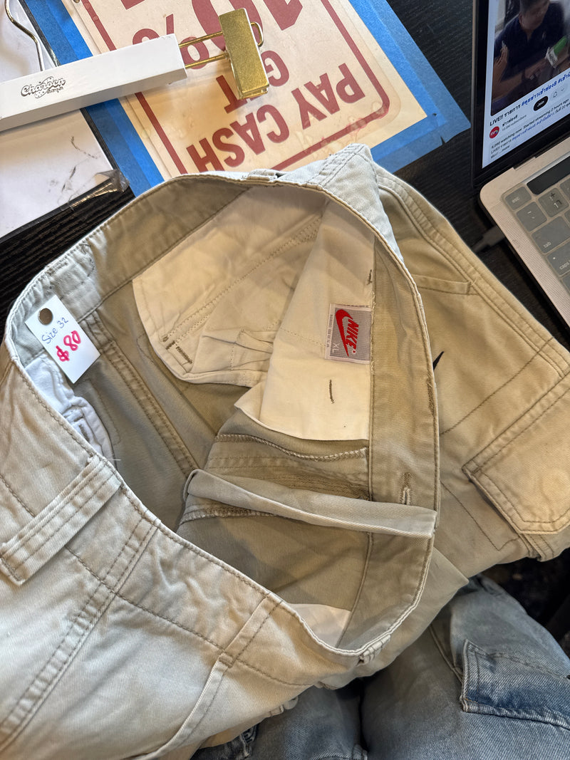 VINTAGE NIKE CARGO SHORTS  32