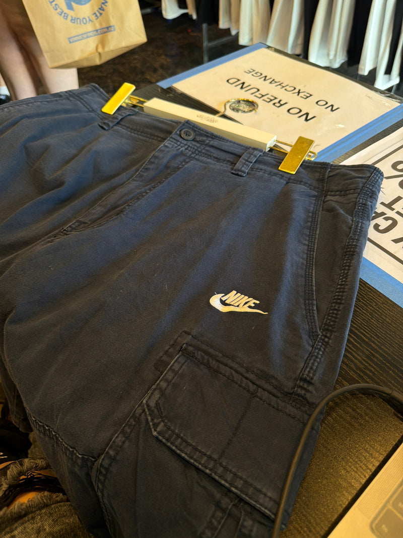 VINTAGE NIKE CARGO SHORTS 36