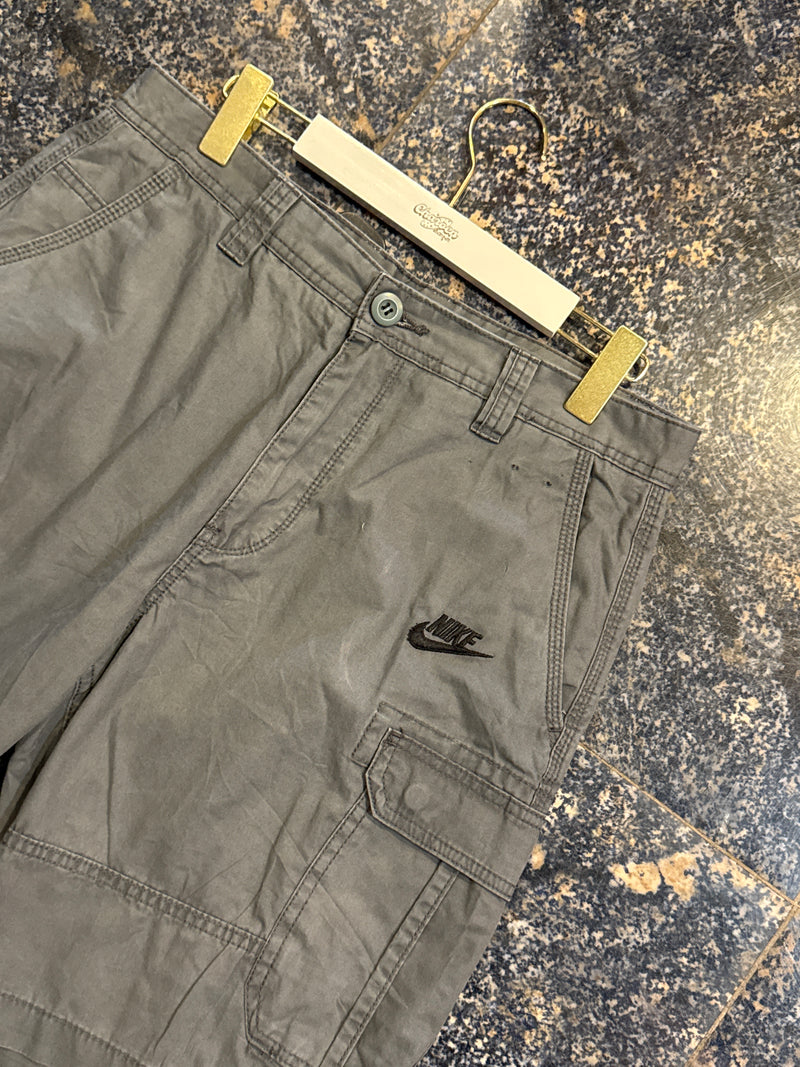 VINTAGE NIKE CARGO SHORTS 32