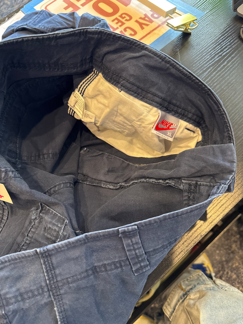 VINTAGE NIKE CARGO SHORTS 36