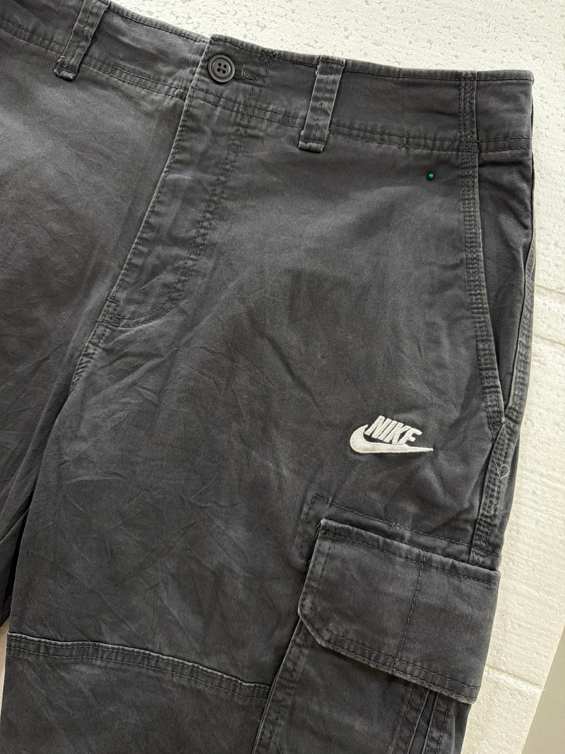 VINTAGE NIKE CARGO SHORTS 34