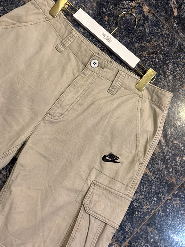 VINTAGE NIKE CARGO SHORTS  32