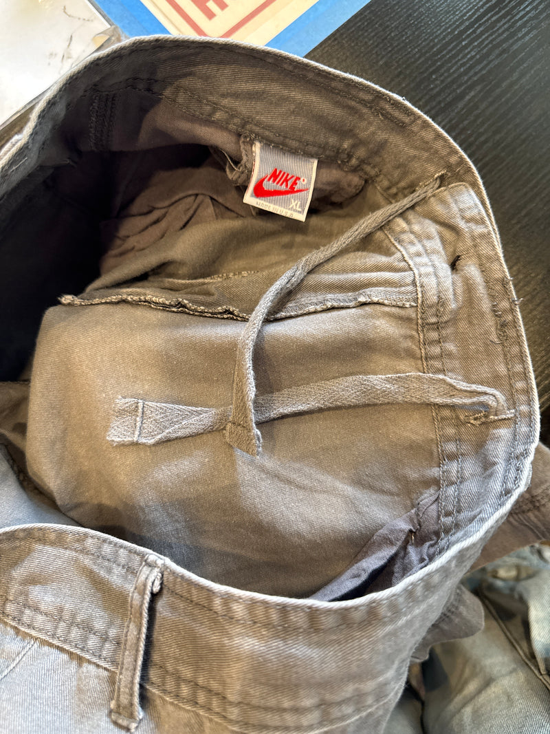 VINTAGE NIKE CARGO SHORTS