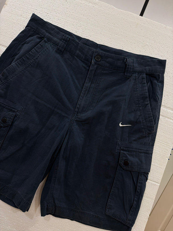 VINTAGE NIKE CARGO SHORTS 36