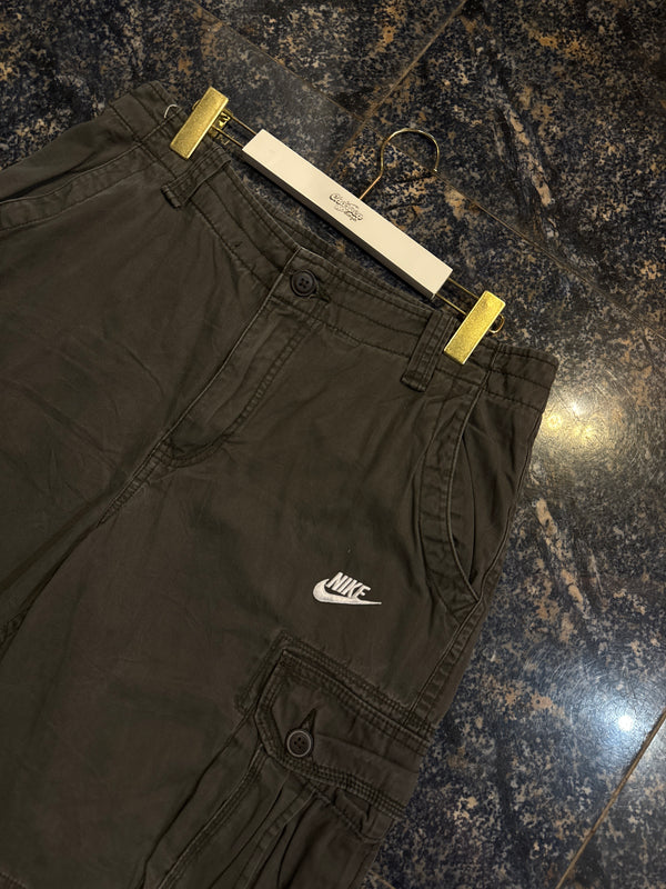 VINTAGE NIKE CARGO SHORTS 32