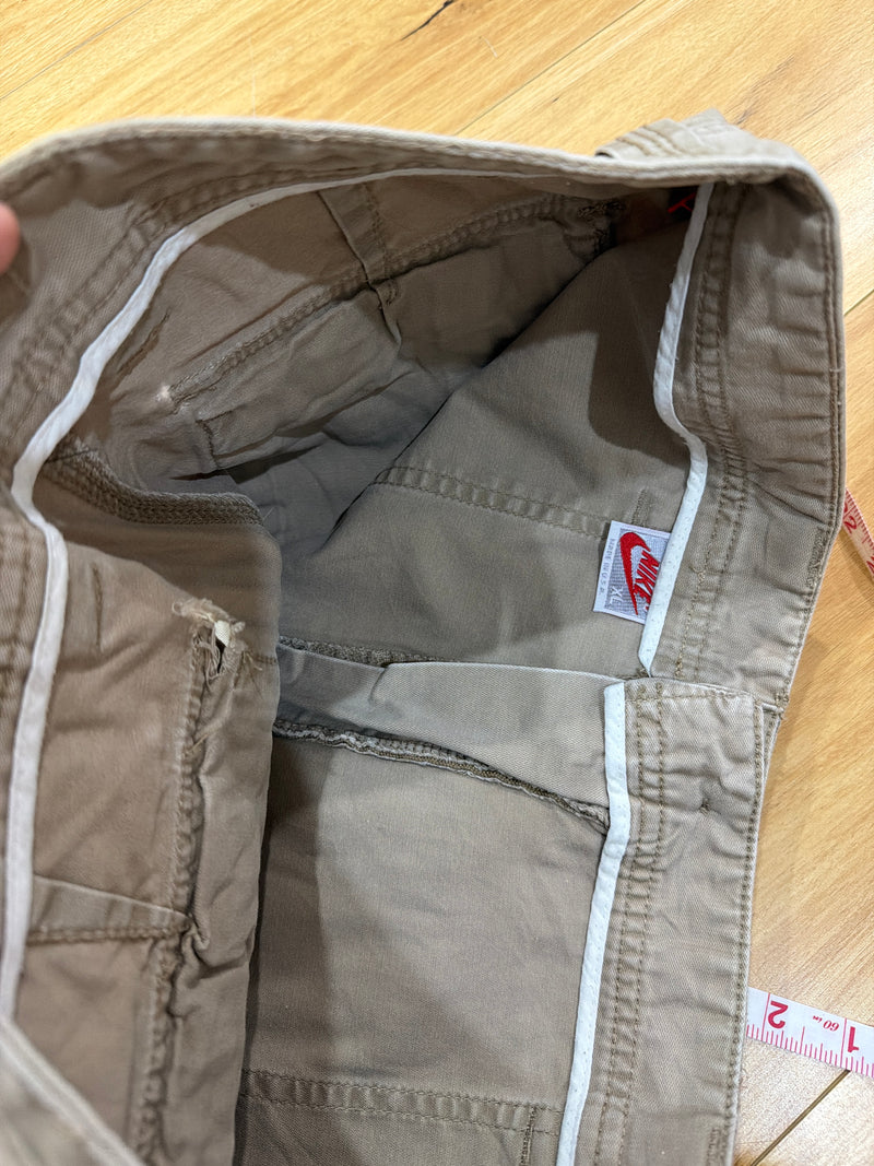 VINTAGE NIKE CARGO SHORTS 33