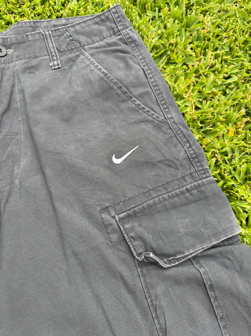 VINTAGE NIKE CARGO SHORTS 32