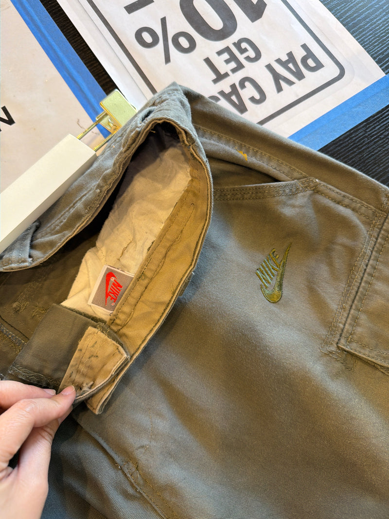 VINTAGE NIKE CARGO SHORTS 33