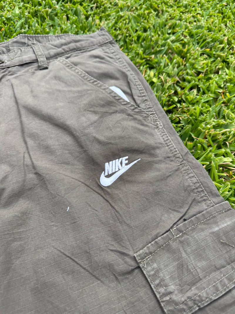 VINTAGE NIKE CARGO SHORTS 30