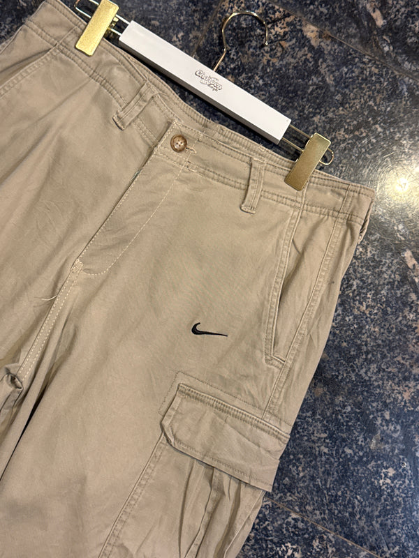 VINTAGE NIKE CARGO SHORTS 32