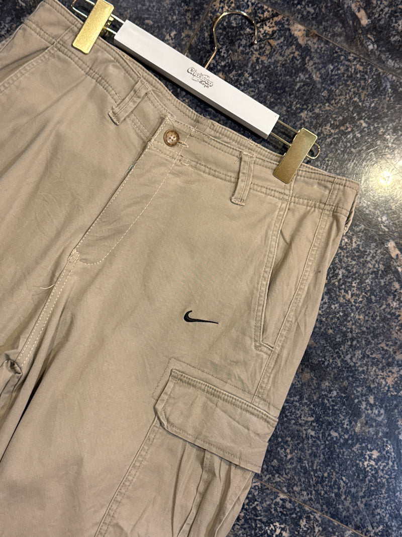 VINTAGE NIKE CARGO SHORTS 32