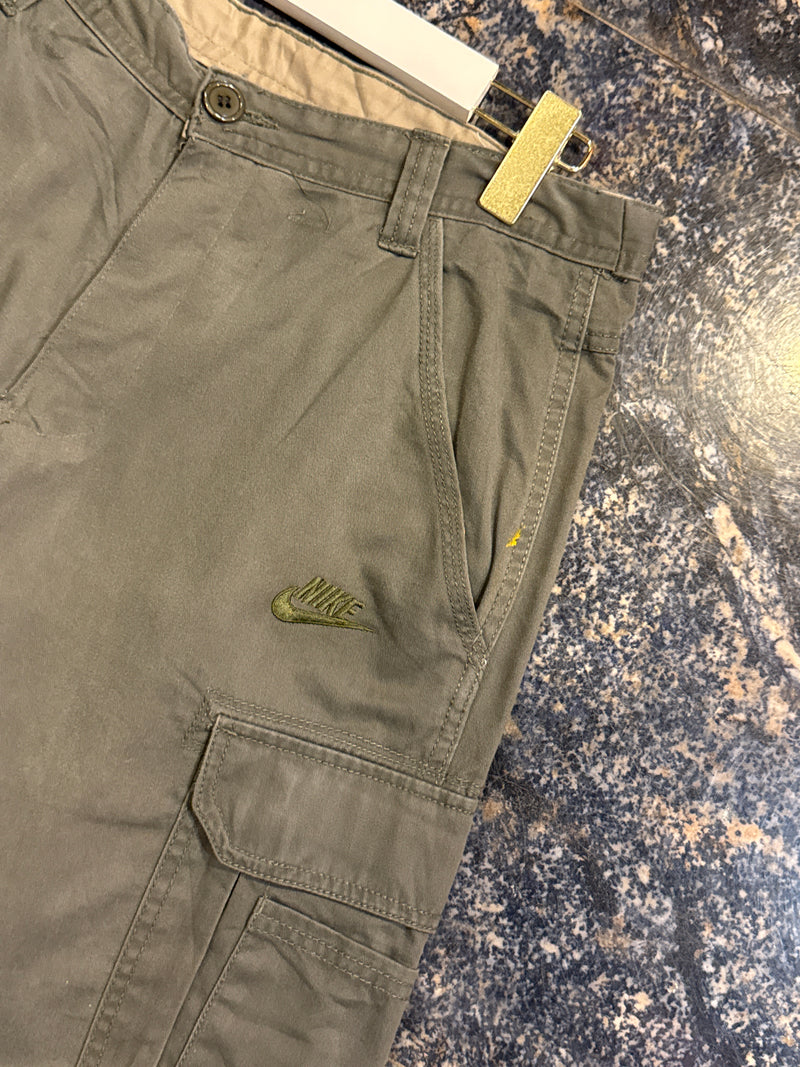 VINTAGE NIKE CARGO SHORTS 33