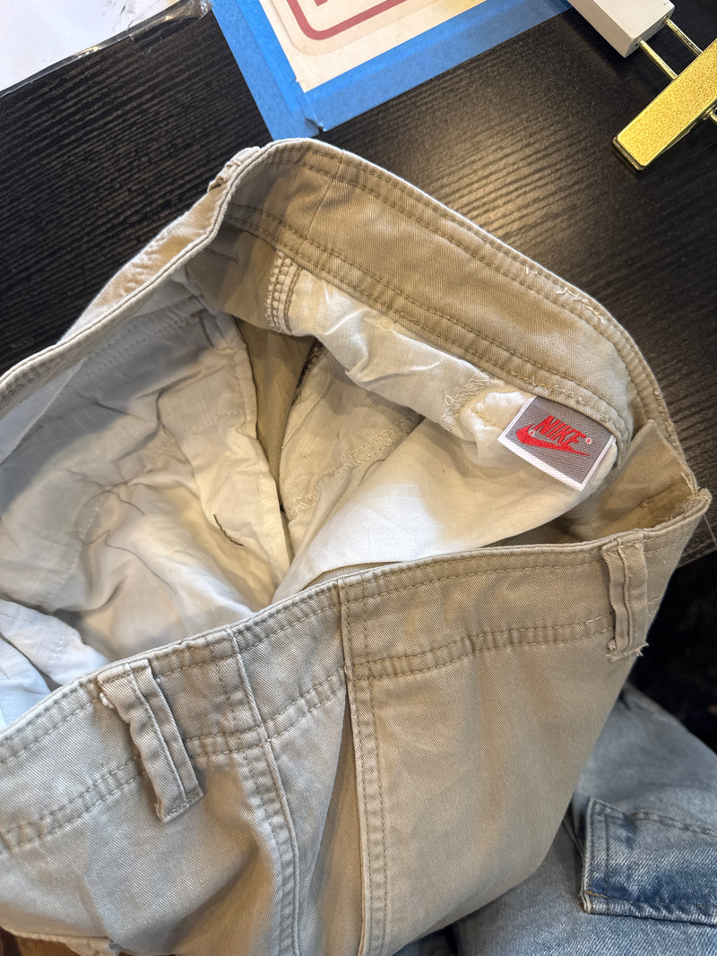 VINTAGE NIKE CARGO SHORTS 32