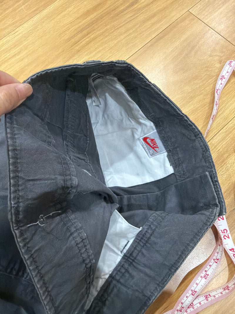 VINTAGE NIKE CARGO SHORTS 34