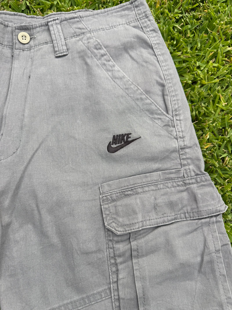 VINTAGE NIKE CARGO SHORTS 31