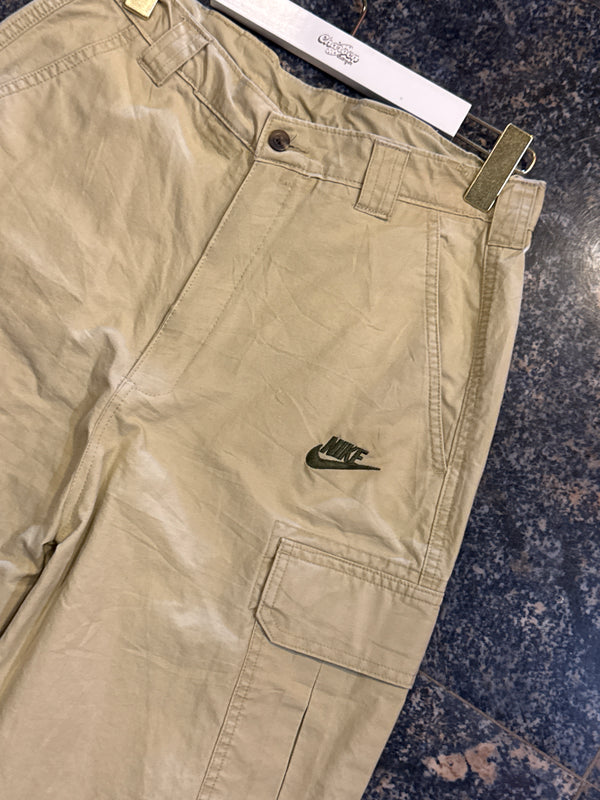 VINTAGE NIKE CARGO SHORTS 28