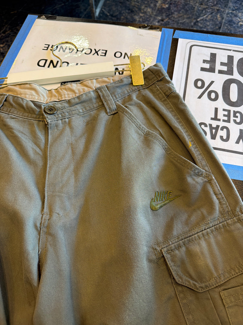 VINTAGE NIKE CARGO SHORTS 33