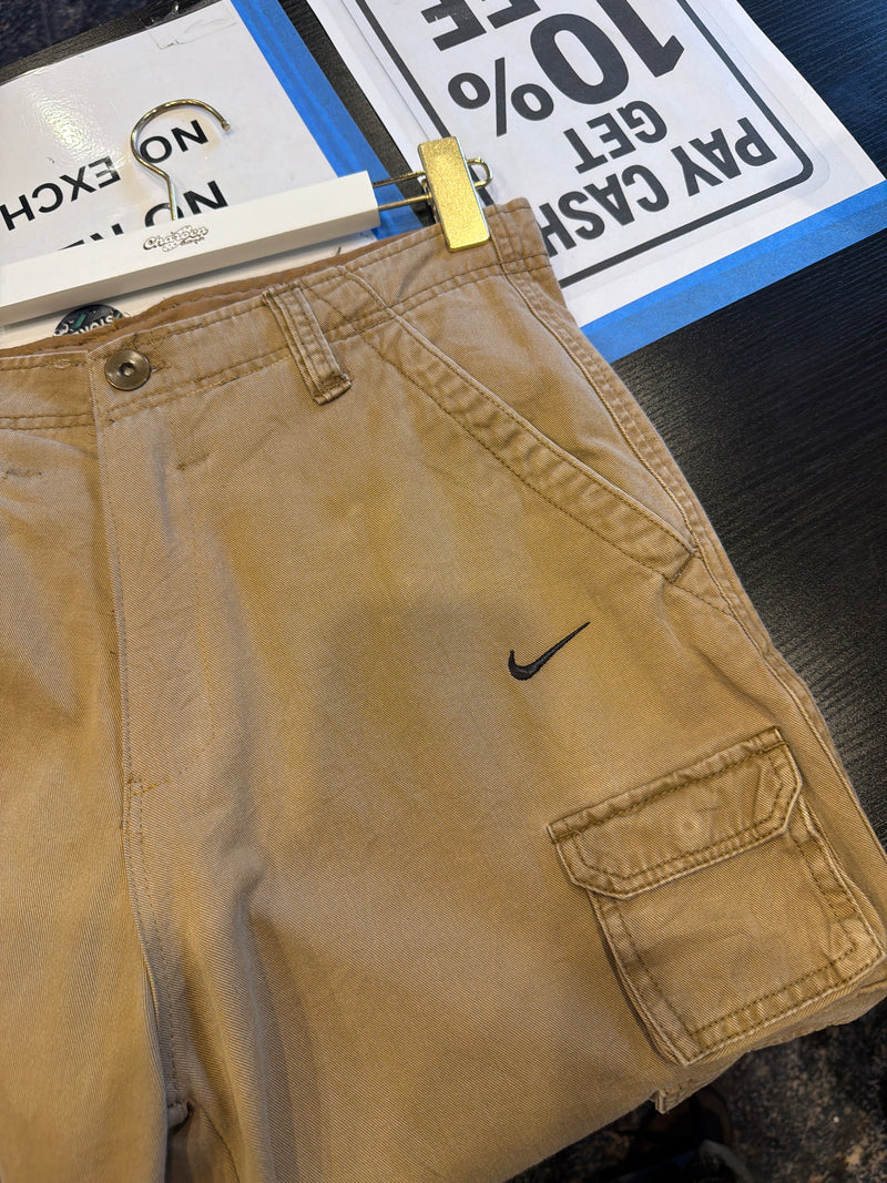 VINTAGE NIKE CARGO SHORTS 32