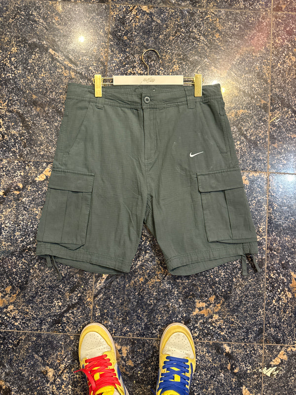 VINTAGE NIKE CARGO SHORTS 34
