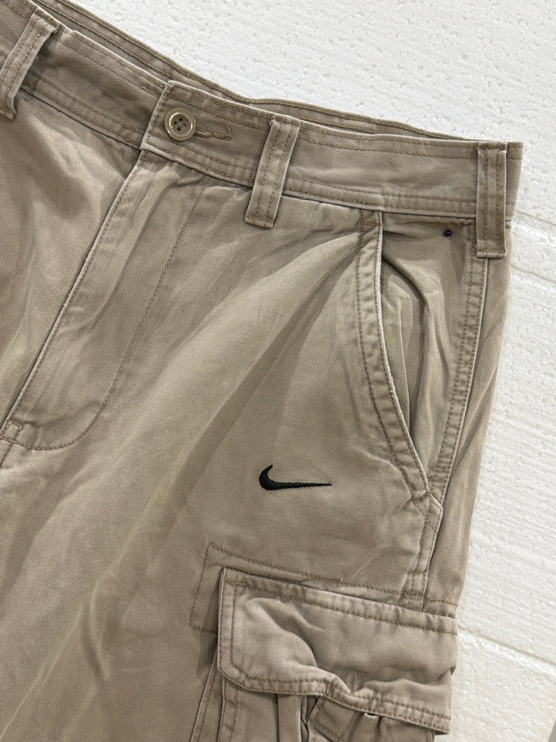 VINTAGE NIKE CARGO SHORTS