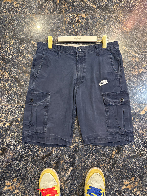 VINTAGE NIKE CARGO SHORTS 32