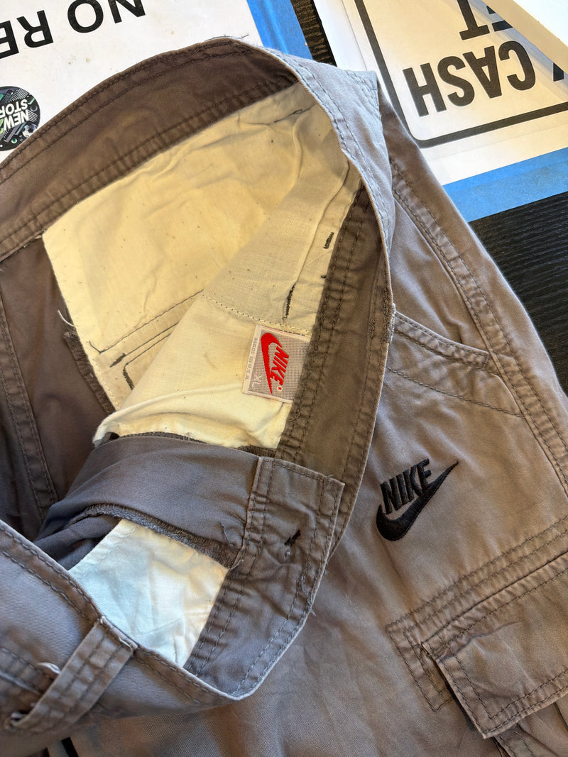 VINTAGE NIKE CARGO SHORTS 36