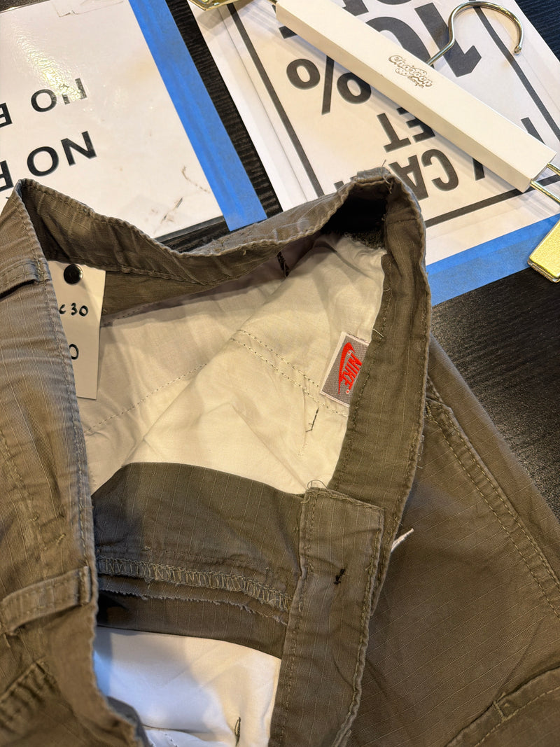 VINTAGE NIKE CARGO SHORTS 30