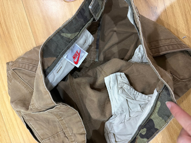 VINTAGE NIKE CARGO SHORTS 32