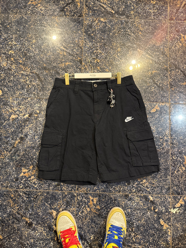 VINTAGE NIKE CARGO SHORTS 32