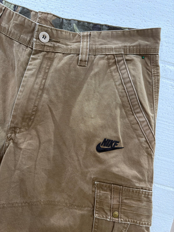 VINTAGE NIKE CARGO SHORTS 32