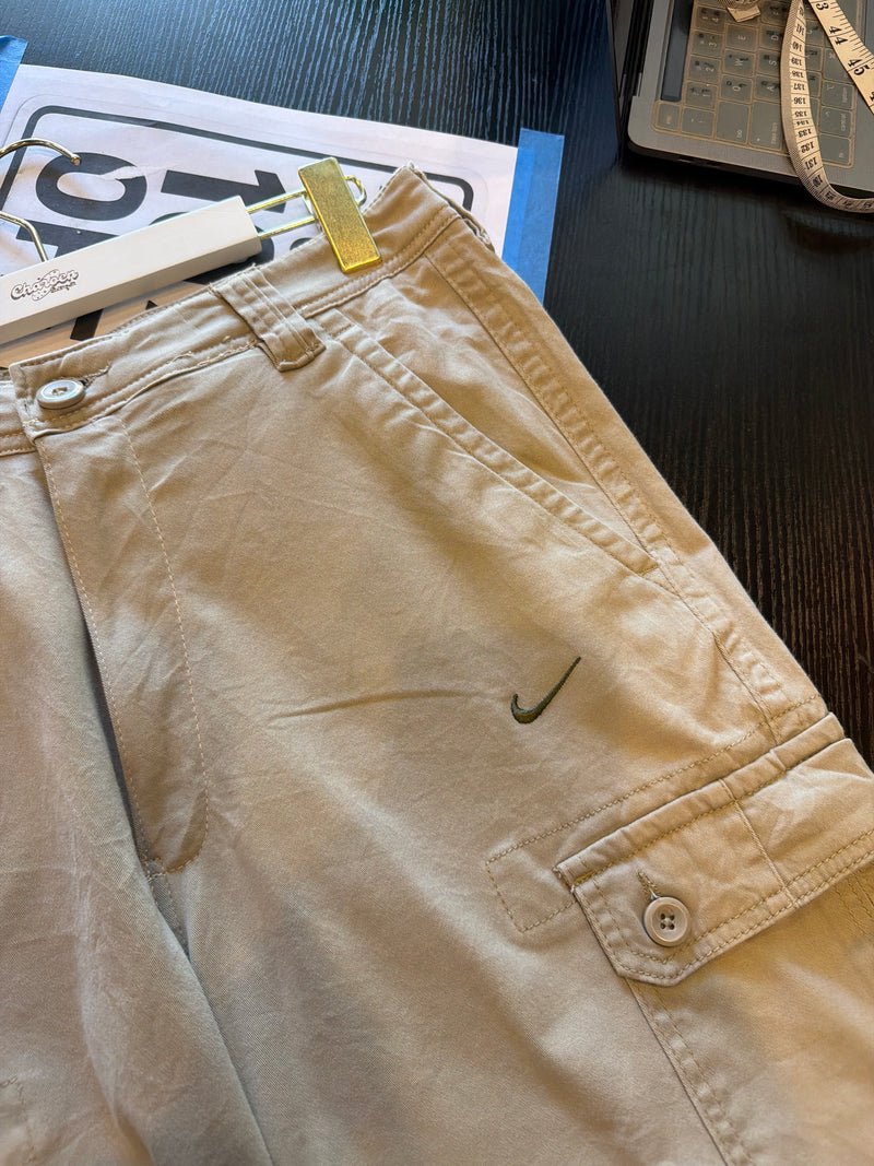 VINTAGE NIKE CARGO SHORTS 31