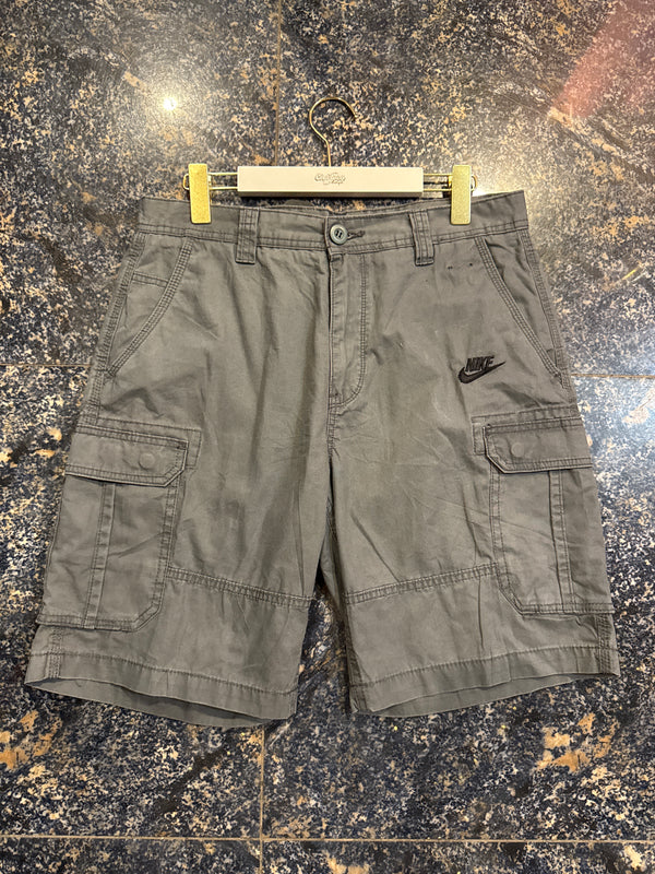 VINTAGE NIKE CARGO SHORTS 32