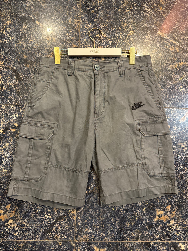 VINTAGE NIKE CARGO SHORTS 32