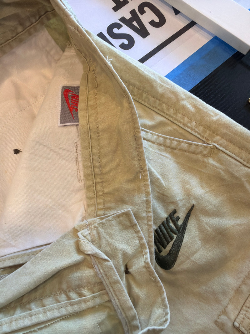 VINTAGE NIKE CARGO SHORTS 28