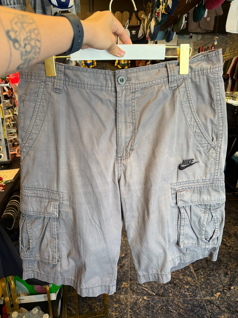 VINTAGE NIKE CARGO SHORTS 36