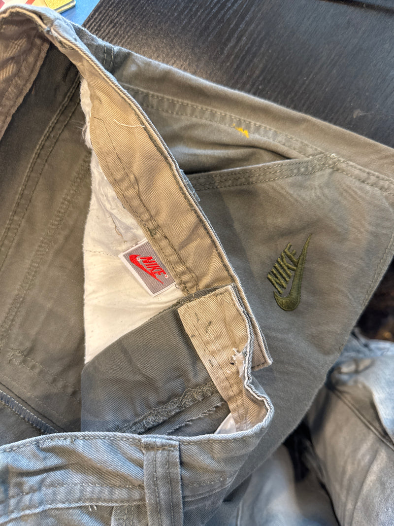 VINTAGE NIKE CARGO SHORTS 33