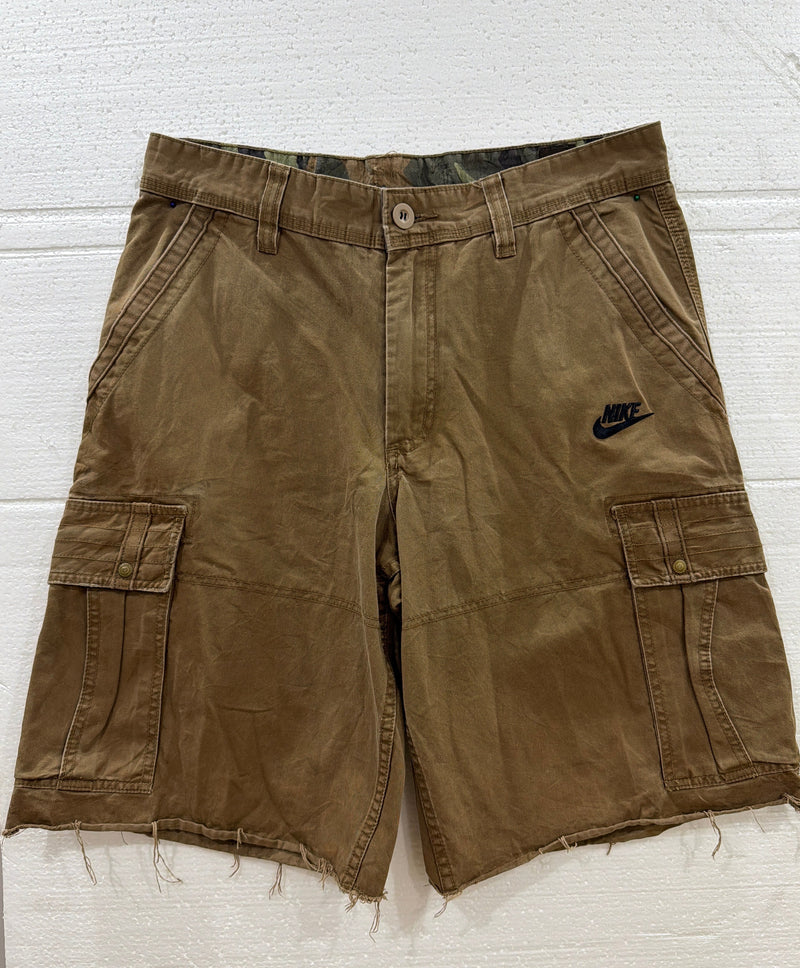 VINTAGE NIKE CARGO SHORTS 32