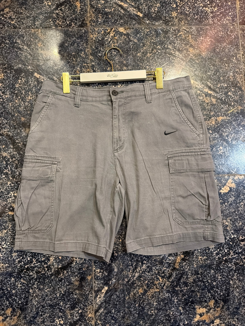 VINTAGE NIKE CARGO SHORTS 34