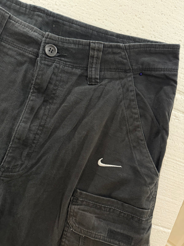 VINTAGE NIKE CARGO SHORTS 33