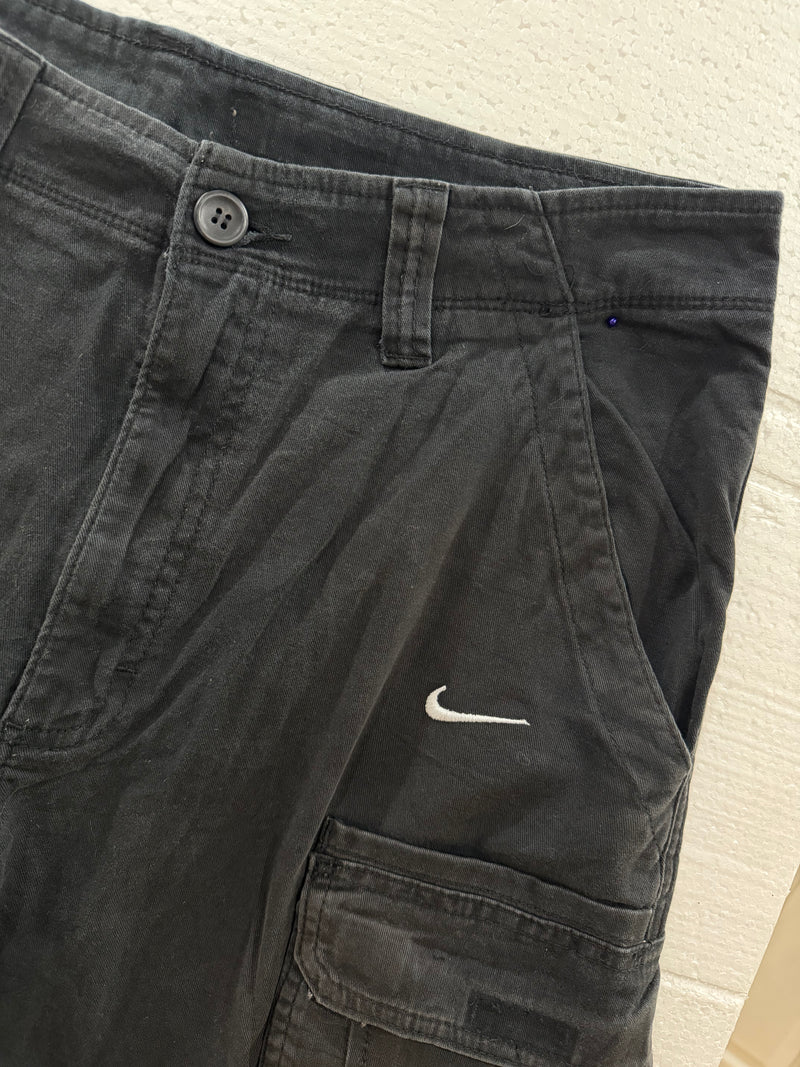 VINTAGE NIKE CARGO SHORTS 33