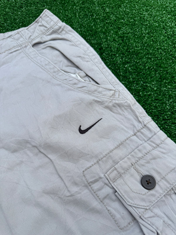 VINTAGE NIKE CARGO SHORTS 30