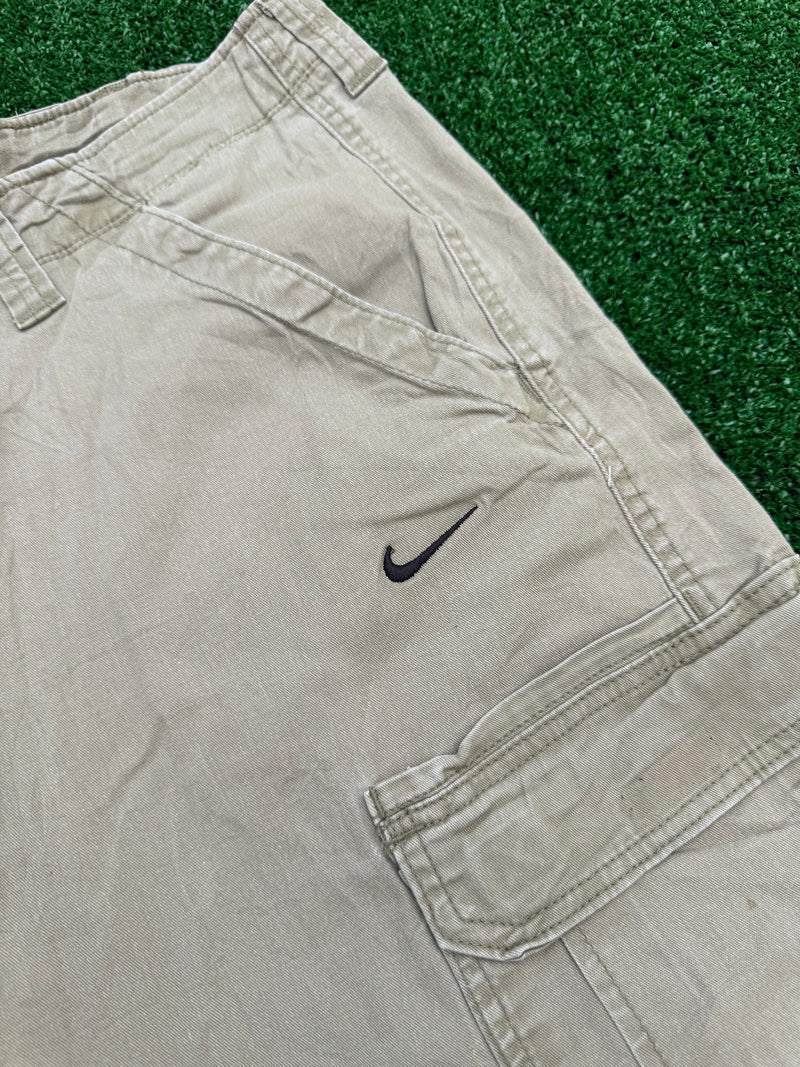 VINTAGE NIKE CARGO SHORTS 31