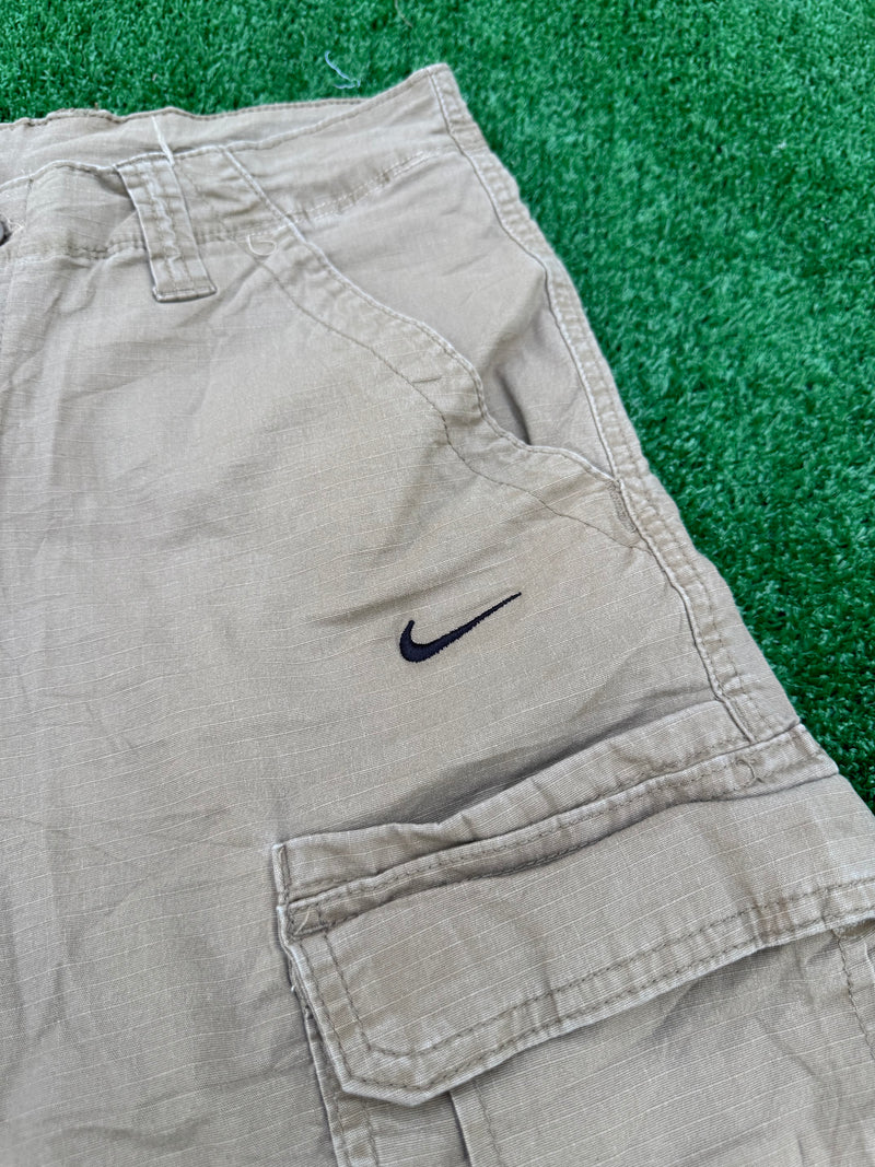 VINTAGE NIKE CARGO SHORTS 30