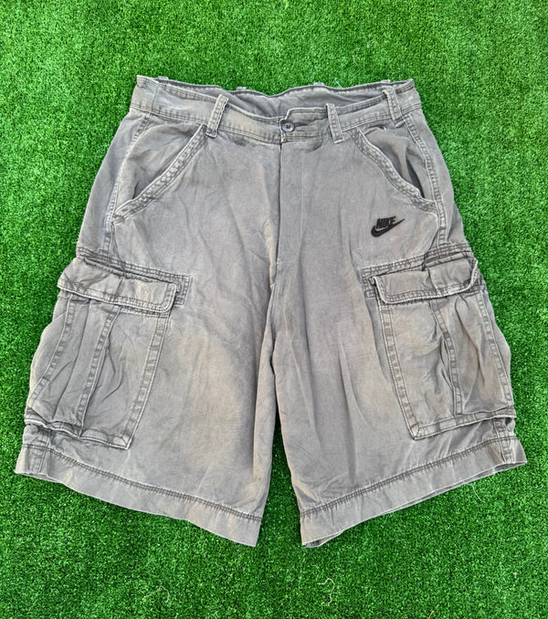 VINTAGE NIKE CARGO SHORTS 36