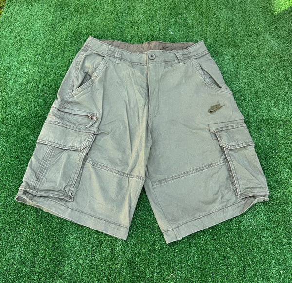 VINTAGE NIKE CARGO SHORTS 31