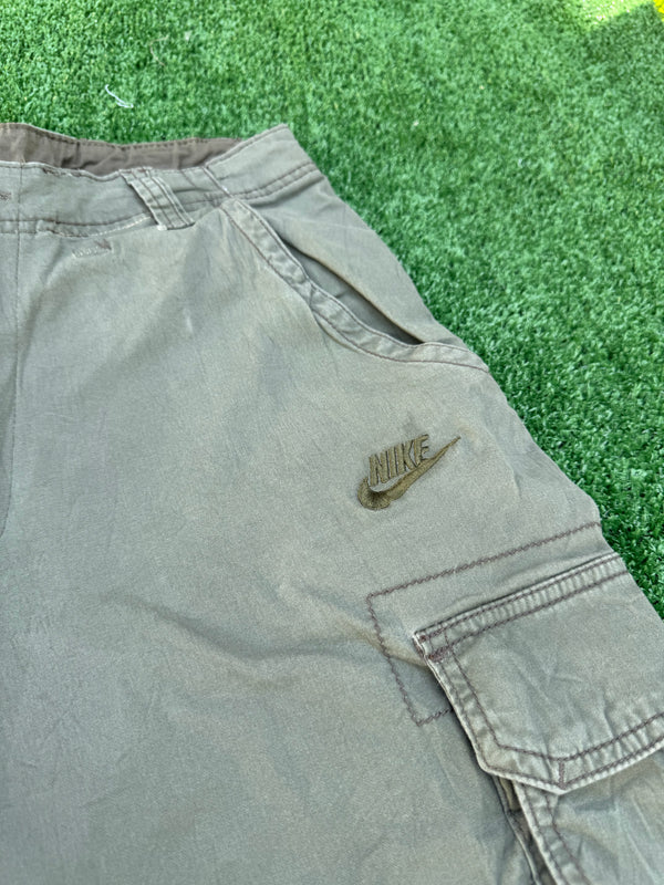 VINTAGE NIKE CARGO SHORTS 31