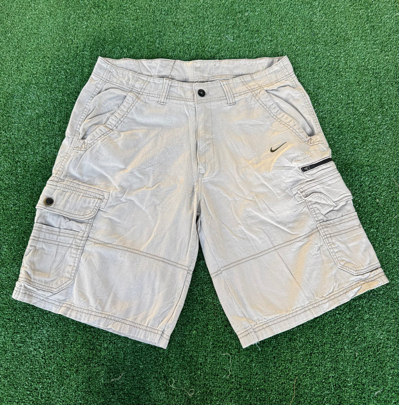 VINTAGE NIKE CARGO SHORTS 36